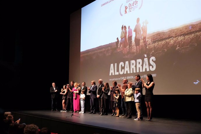 Foto de familia de los asistentes en el escenario durante el preestreno de la película de Carla Simón 'Alcarrs, a 26 de febrero de 2022, en Lleida, Cataluña (España). La película trata sobre cómo cada verano, en Alcarrs, la familia cultiva una gran e
