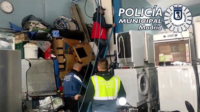 Descubren un taller mecánico clandestino con multitud de residuos peligrosos y electrodomésticos sin reciclar