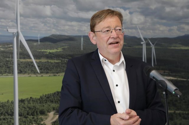 Archivo - Puig comparece en el parque eólico de Cofrentes, en una imagen de archivo