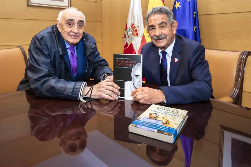 El presidente de Cantabria, Miguel Ángel Revilla, recibe al productor teatral, Juanjo Seoane, para presentar el libro 'Mi teatro visto desde dentro'