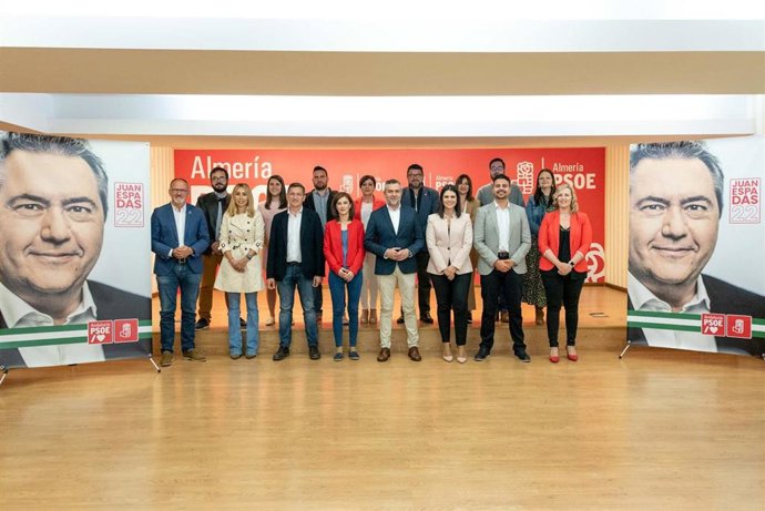 Lorenzo junto a los integrantes de la candidatura del PSOE por Almería