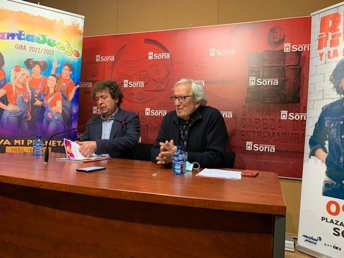 El promotor Juan José Rodríguez y el concejal de Cultura, Jesús Bárez (D).