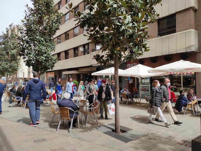 Veladores de un establecimiento de hostelería instalados en una céntrica calle de Córdoba.