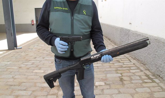 Armas intervenidas junto a un centro de producción de marihuana en La Malahá (Granada).