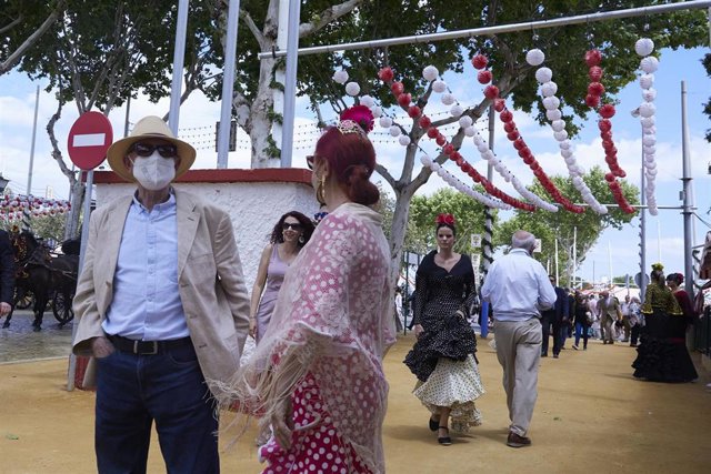 Un señor porta mascarilla durante el segundo día de Feria de Abril de Sevilla 