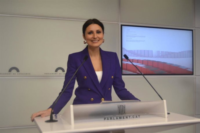 La diputada del PP Lorena Roldán, en rueda de prensa desde el Parlament.