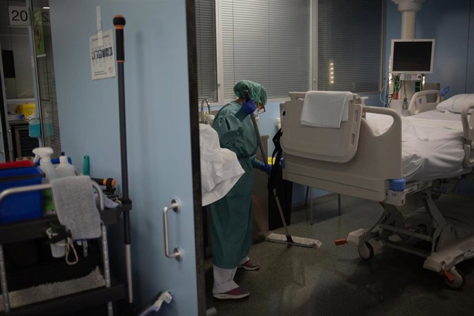 Archivo - Personal de limpieza en la habitación de un hospital, en una imagen de archivo