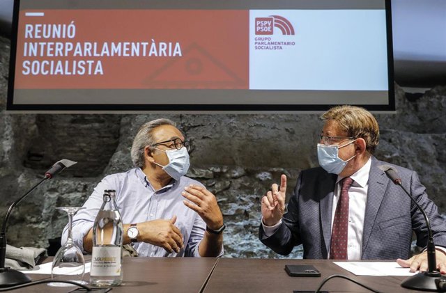 Archivo - El diputado socialista Manuel Mata (i) y el president de la Generalitat y secretario general del PSPV-PSOE, Ximo Puig (d), durante la Reunión Interparlamentaria Socialista