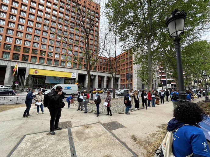 La fila de protesta convocada por COCEMFE frente a los ministerios de Sanidad y Derechos Sociales