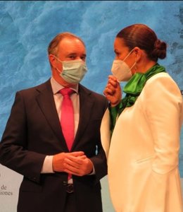 La coordinadora de Cs en Huelva, María Ángeles Muriel, junto al delegado territorial de Empleo, Antonio Augustín.