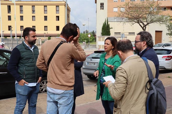 Isabel Ambrosio (centro), habla con vecinos del Distrito Sur de Córdoba.