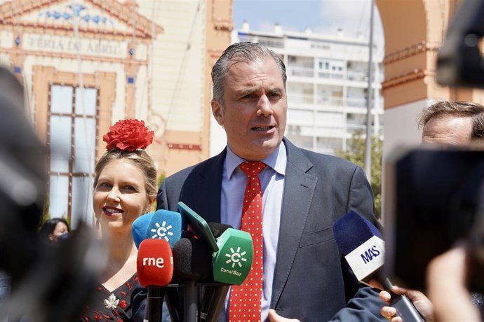 El secretario general de Vox, Javier Ortega Smith, atiende a los medios en una visita a la Feria de Sevilla.