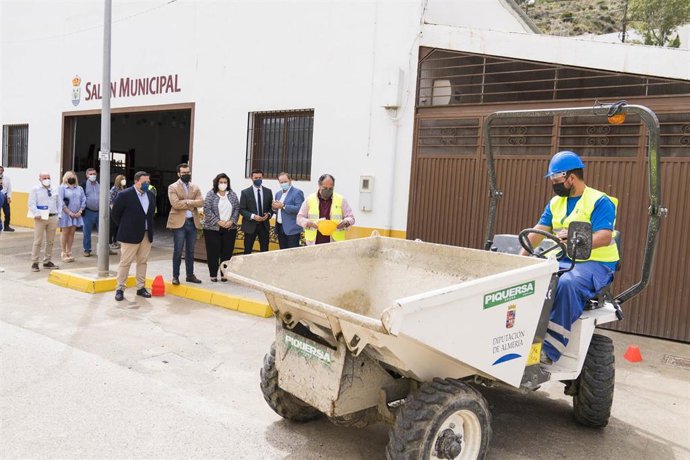 Archivo - El presidente de la Diputación de Almería visita el curso del PFEA de manejo de dumpers y barredoras.
