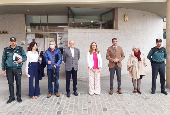 La delegada del Gobierno , Virgenia Barcones, cuarta por la derecha, y el alcalde de Villamayor de la Armuña, Ángel Luis Peralvo, tercero por la derecha, junto a otros integrantes en la constitución de la Junta Local de Seguridad de Villamayor.