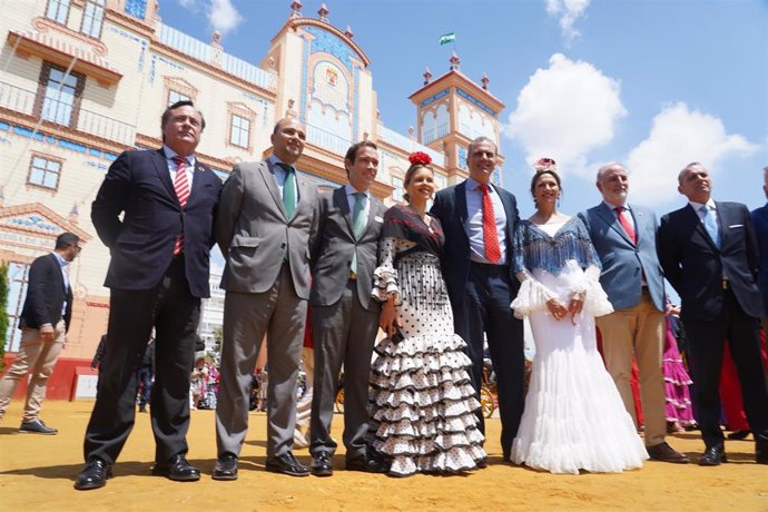 Visita de representantes de Vox a la Feria de Sevilla 2022, entre los que figura el secretario general del partido, Javier Ortega Smith, cuarto empezando por la derecha.