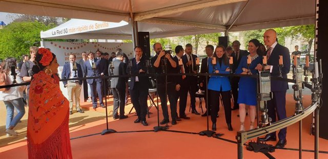 Prueba sobre el 5G en el Prado de San Sebastián organizada por Orange y Huawei y a la que ha asistido el alcalde de Sevilla, Antonio Muñoz.