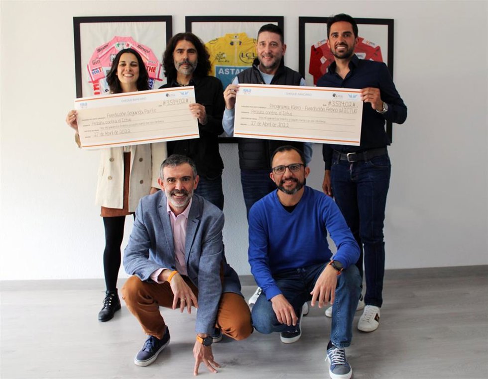 Alberto Contador, presidente de la Fundación Alberto Contador y Julio Agredano, de Fundación Freno al Ictus entregan la recaudación de la II edición de 'Pedalea contra el Ictus' a los responsables de los proyectos ganadores.