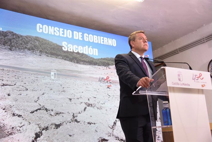 El presidente de Castilla-La Mancha, Emiliano García-Page, en Sacedón.