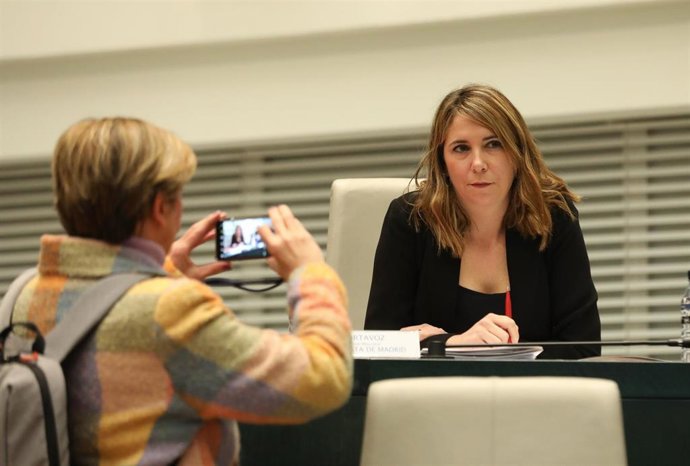 La portavoz del PSOE en el Ayuntamiento, Mar Espinar (d), en una sesión plenaria, en el Palacio de Cibeles 