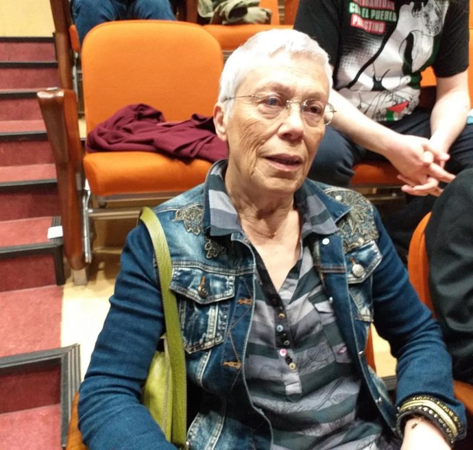 Sonia Tuya, la madre del músico y dibujante asturiano Ígor Medio --fallecido en 2006--, antes de participar en la 43 Selmanda de les Lletres Asturianes, donde rinden homenaje póstumo a su hijo, en el paraninfo de Laboral Ciudad de la Cultura, en Gijón