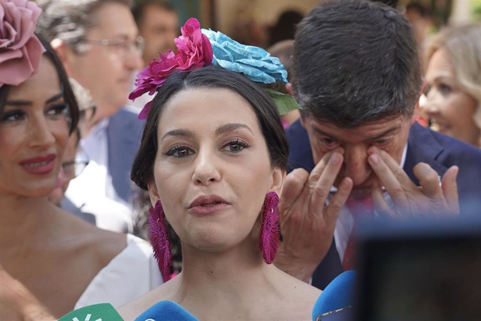 La presidente de Cs, Inés Arrimadas, este martes en declaraciones a los medios en la Feria de Sevilla.