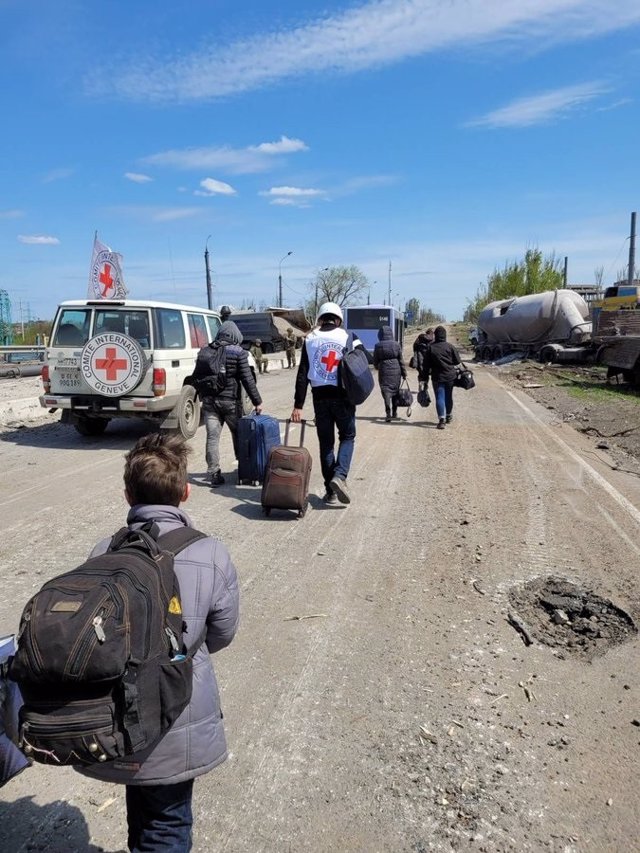 Llegada a Zaporiyia de un convoy de civiles evacuados desde Mariúpol