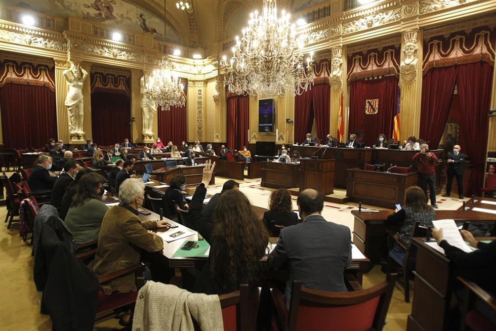 Archivo - Vista del interior del Parlament balear en una sesión plenaria. Archivo.