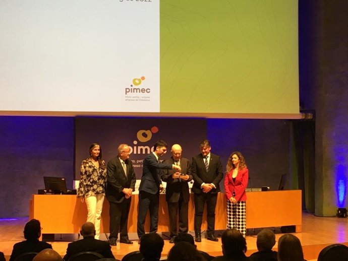 Lliurament de la medalla al Reconeixement Empresarial a Joan Rigol amb el president de Pimec, Antoni Cañete, i el vicepresident del Govern, Jordi Puigneró