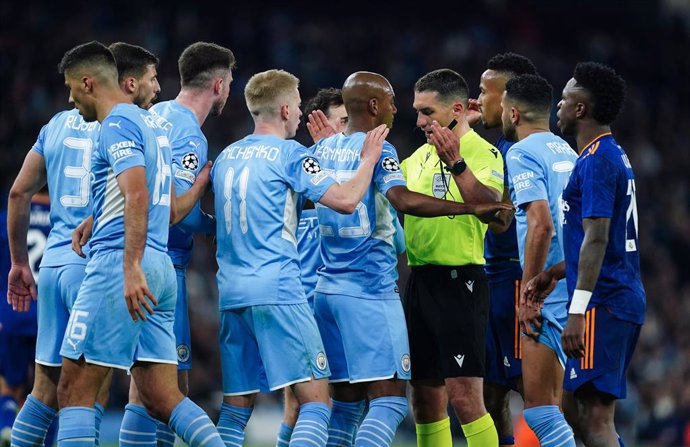 26 April 2022, United Kingdom, Manchester: Manchester City players appeal to Referee Istvan Kovacs after a penalty is given against them during the UEFA Champions League Semi Final, First Leg, soccer match between Manchester City and Real Madrid  at the