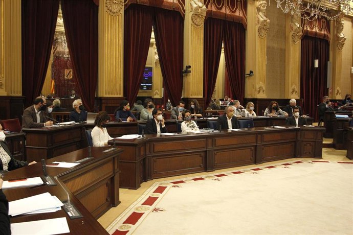 Archivo - Vista general de una sesión plenaria en el Parlament. 