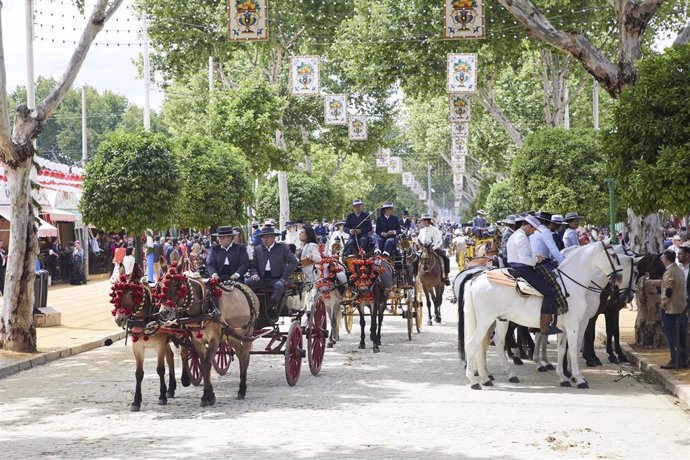 Detalle del paseo de caballos durante el segundo día de Feria de Abril de Sevilla 2022 celebrándose tras dos años de pandemia por el Covid-19, a 2 de mayo de 2022 en Sevilla (Andalucía, España)