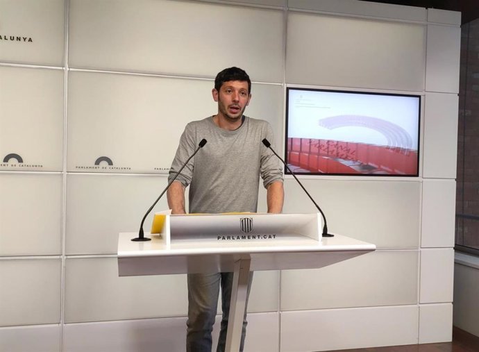 El diputado de la CUP en el Parlament Xavier Pellicer en rueda de prensa en la Cámara catalana