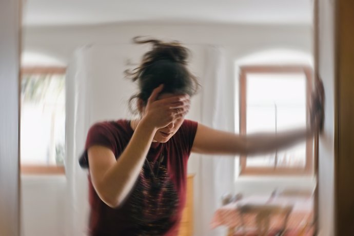 Archivo - Foto borrosa de una mujer que sufre de vértigo o mareos u otro problema de salud del cerebro o el oído interno.