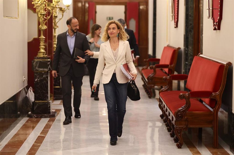 El vicepresidente primero del Congreso de los Diputados por el PSOE, Alfonso Rodríguez Gómez de Celis (i), y la presidenta del Congreso, Meritxell Batet (d), a su llegada a una reunión de la mesa del Congreso de los Diputados, a 3 de mayo de 2022, en Ma