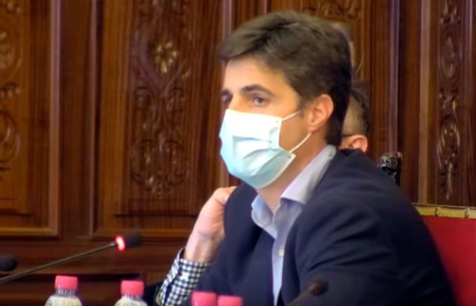 Luis Miguel Carmona durante su intervención en el pleno