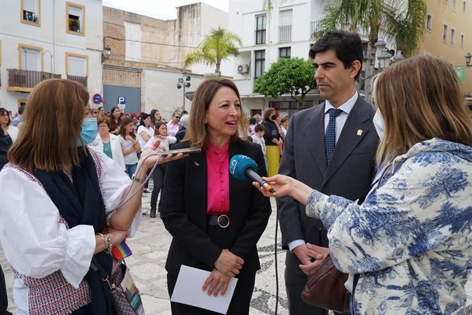 La delegada del Gobierno andaluz en Málaga, Patricia Navarro, junto con el alcalde del municipio, Francisco Santos, atiende a los medios