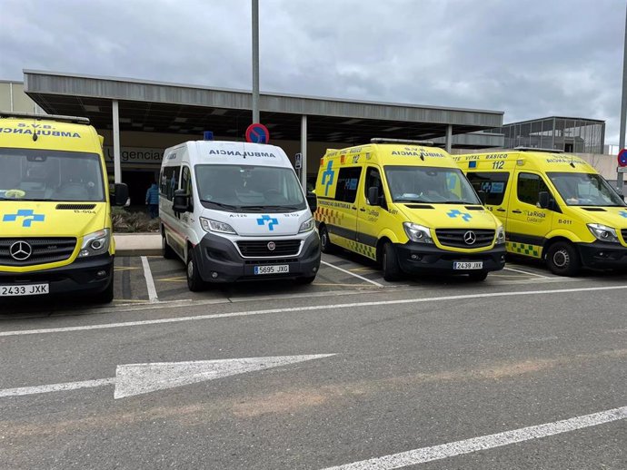 Ambulancias a las puertas de Urgencias del Hospital San Pedro de Logroño