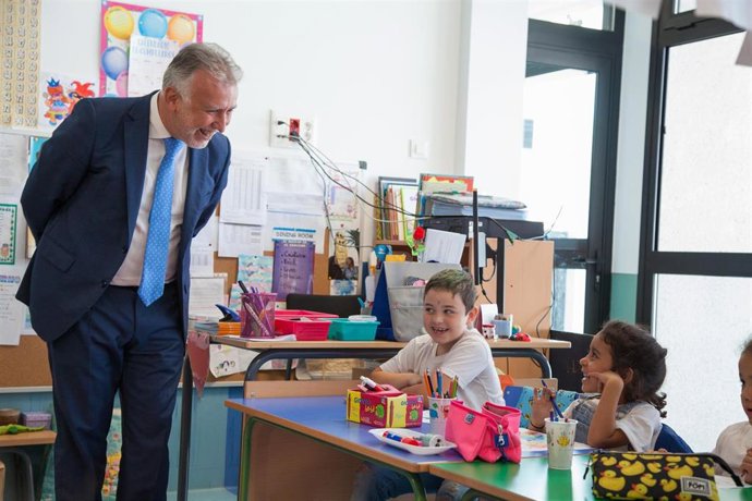 El presidente de Canarias, Ángel Víctor Torres, en la inauguración de uno de los centros educativos de Lanzarote, riendo con los menores