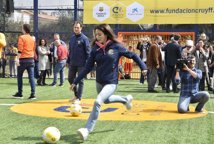 La jugadora del Bara Aitana Bonmatí en la inauguración del Cruyff Court que lleva su nombre en Sitges (Barcelona)