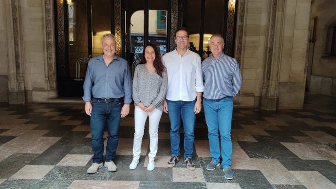 El conseller insular, Jaume Alzamora, y el alcalde de Manacor, Miquel Oliver, creen que la futura reapertura del matadero "servirá para fortalecer el sector primario de Mallorca"