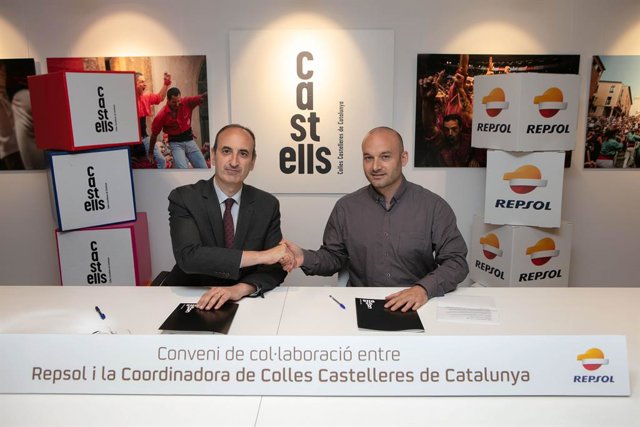 (E-D) El director del complex industrial de Repsol a Tarragona, Javier Sancho, i el president de la CCCC, Joan Ibarra, en la signatura del conveni