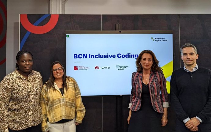 Participantes de Bcn Inclusive Coding junto con  la vicepresidenta de Huawei España, Therese Jamaa, y el director del programa de talento digital de Mobile World Capital Barcelona y de Barcelona Digital Talent, Jordi Arrufí.