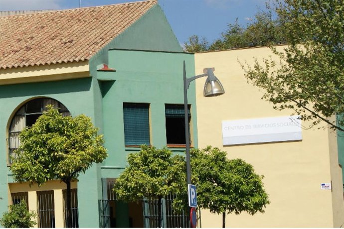 Fachada del edificio de Servicios Sociales de Alcalá de Guadaíra, en Sevilla.