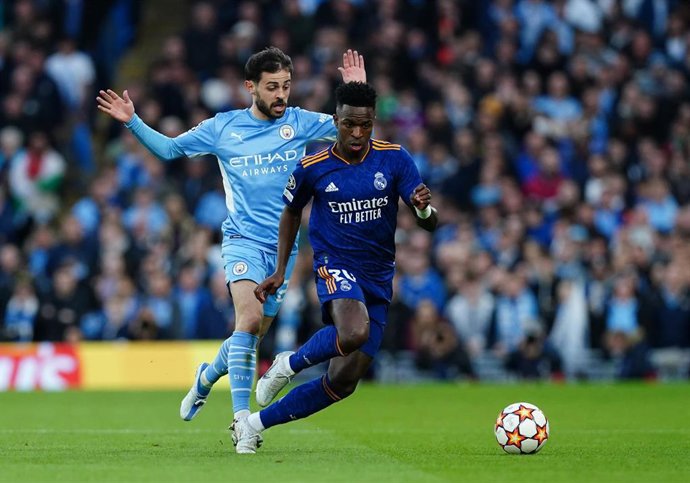 Bernardo Silva persigue a Vinicius en el Manchester City-Real Madrid de la ida de semifinales de la Liga de Campeones 2021-2022