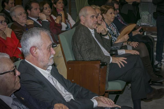 Archivo - Los expresidente de la Junta de Andalucía, José Antonio Griñán (2i) y Manuel Chaves (3i), asisten a la presentación de la Fundación Felipe González. En Sevilla, a 12 de febrero de 2020.