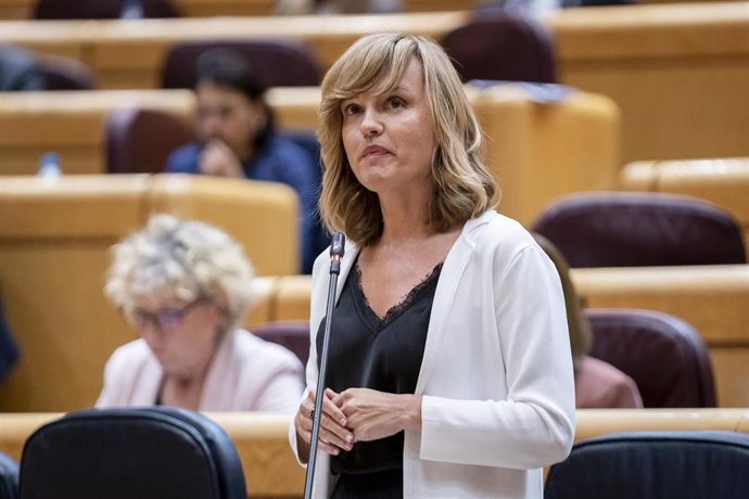 La ministra de Educación y Formación Profesional, Pilar Alegría, interviene en una sesión de control al Gobierno en el Senado, a 26 de abril de 2022, en Madrid