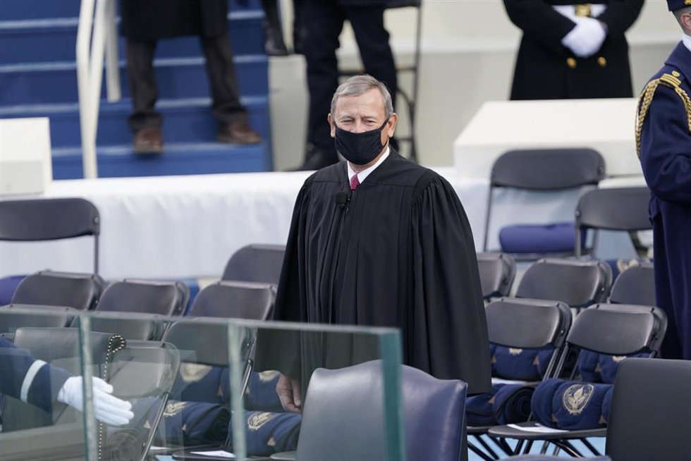 Archivo - El Presidente de la Corte Suprema de los Estados Unidos John Roberts llega a la 59 ceremonia inaugural del presidente electo Joe Biden y la Vicepresidenta electa Kamala Harris, en Washington D.C., Estados Unidos, a 20 de enero de 2021.
