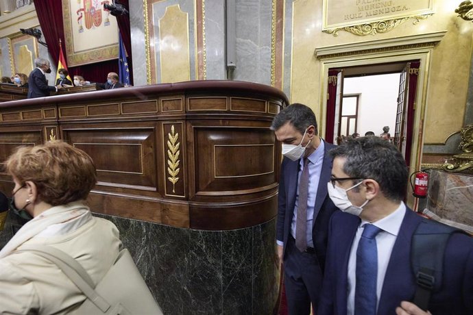 Archivo - El ministro de la Presidencia, Relaciones con las Cortes y Memoria Democrática, Félix Bolaños (i), y el presidente del Gobierno, Pedro Sánchez, a su llegada a una sesión plenaria, en el Congreso de los Diputados, a 16 de marzo de 2022, en Madr