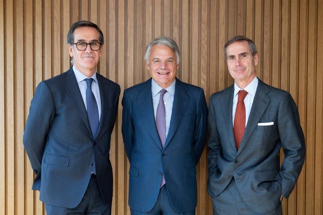 Archivo - Los principales responsables de Alantra Wealth Management, Grupo Mutua y Alantra (de izquierda a derecha: Alfonso Gil, Ignacio Garralda y Santiago Eguidazu).
