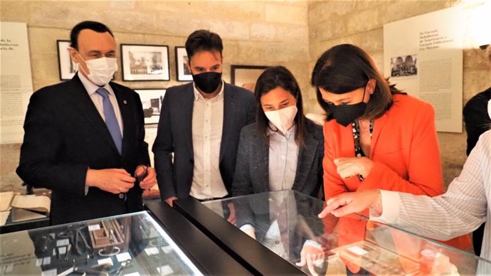 Autoridades visitan la exposición 'El Origen de la Veterinaria en Córdoba: cinco siglos de historia'.